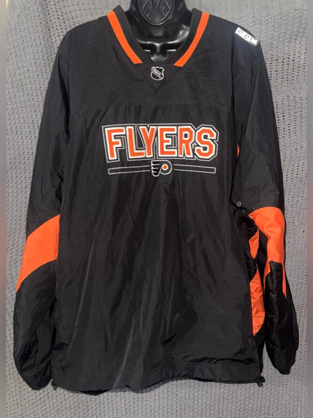 Vintage NHL Center Ice Authentic CCM Black Philadelphia Flyers Windbreaker XL